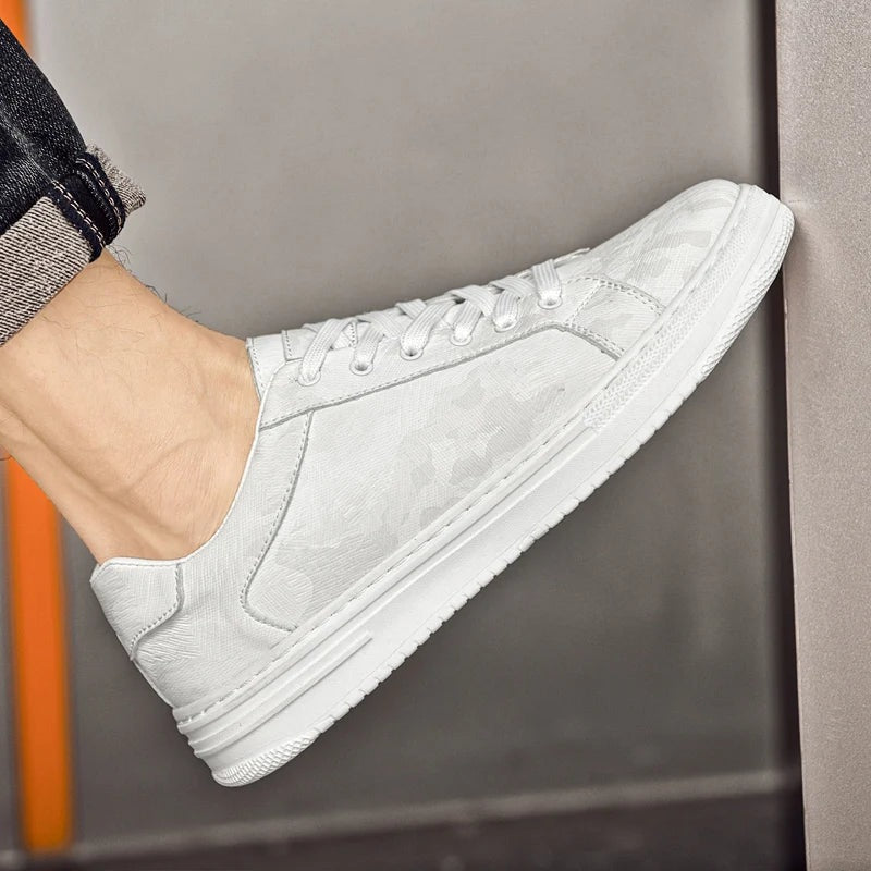 Lage herensneakers in leerlook met geometrische reliëfprint en witte rubberen zool - beeld 6