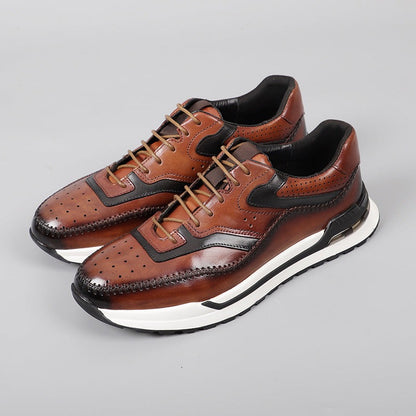Herensneakers in leerlook met patina, brogue-perforatie en een zichtbaar luchtkussen in de hiel - cognac