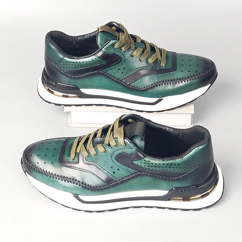 Herensneakers in leerlook met patina, brogue-perforatie en een zichtbaar luchtkussen in de hiel - donkergroen