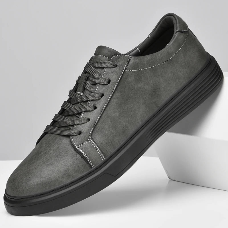 Herensneakers in matte leerlook met wit contraststiksel en cupsole met geribbelde rand - grijs