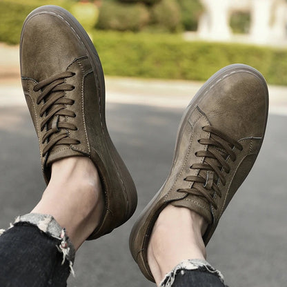 Herensneakers in matte leerlook met wit contraststiksel en cupsole met geribbelde rand - khaki