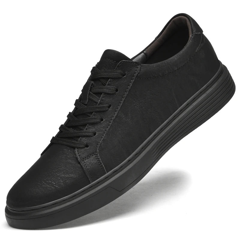 Herensneakers in matte leerlook met wit contraststiksel en cupsole met geribbelde rand - zwart