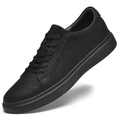 Herensneakers in matte leerlook met wit contraststiksel en cupsole met geribbelde rand - zwart
