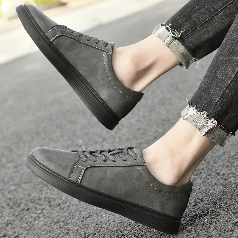 Herensneakers in matte leerlook met wit contraststiksel en cupsole met geribbelde rand - beeld 4