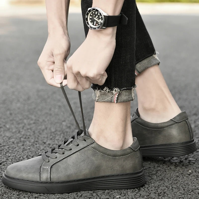 Herensneakers in matte leerlook met wit contraststiksel en cupsole met geribbelde rand - beeld 5