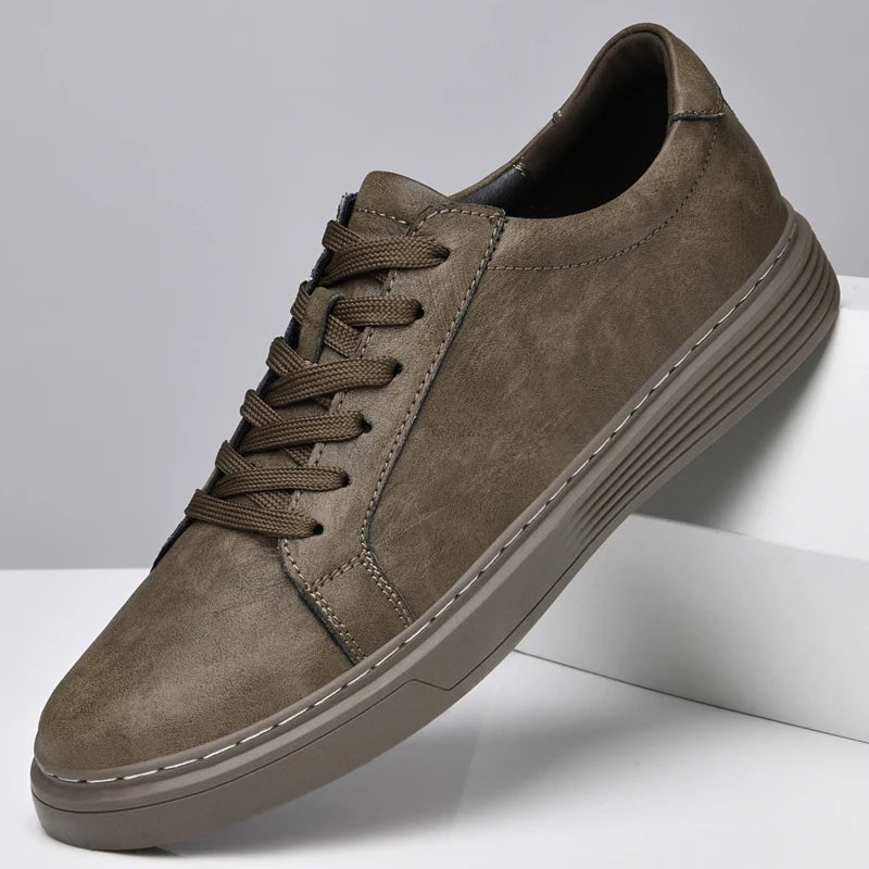 Herensneakers in matte leerlook met wit contraststiksel en cupsole met geribbelde rand - beeld 6