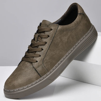 Herensneakers in matte leerlook met wit contraststiksel en cupsole met geribbelde rand - beeld 6
