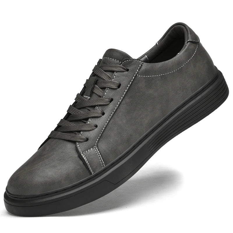 Herensneakers in matte leerlook met wit contraststiksel en cupsole met geribbelde rand - beeld 9