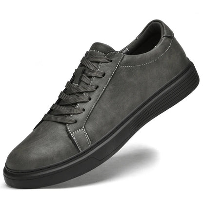 Herensneakers in matte leerlook met wit contraststiksel en cupsole met geribbelde rand - beeld 9