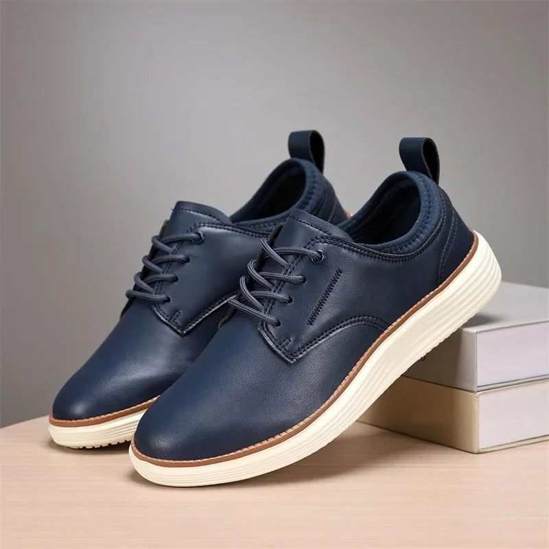 Herensneakers in leerlook met elastische kraag, witte zool met bruine rand en hiellus - marineblauw