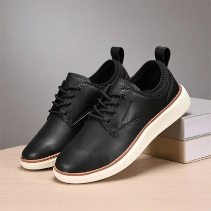 Herensneakers in leerlook met elastische kraag, witte zool met bruine rand en hiellus - zwart