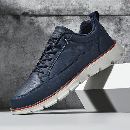 Herensneakers in gladde leerlook met flexibele zool met groeven en cognac rand - marineblauw
