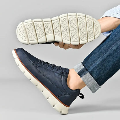 Herensneakers in gladde leerlook met flexibele zool met groeven en cognac rand - beeld 3