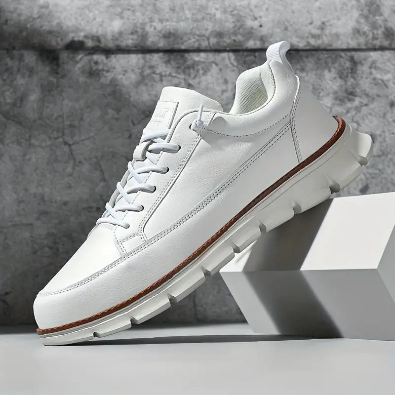 Herensneakers in gladde leerlook met flexibele zool met groeven en cognac rand - wit
