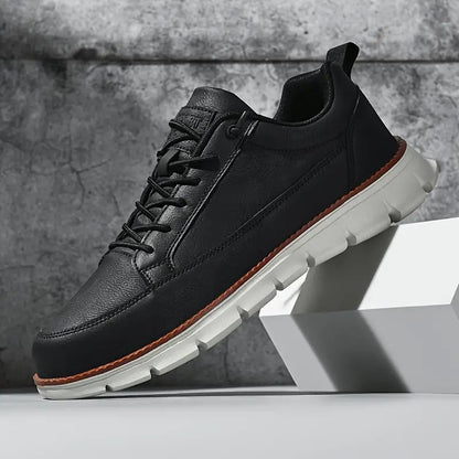 Herensneakers in gladde leerlook met flexibele zool met groeven en cognac rand - zwart