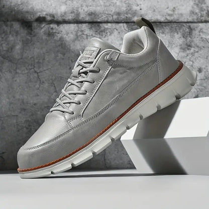 Herensneakers in gladde leerlook met flexibele zool met groeven en cognac rand - lichtgrijs