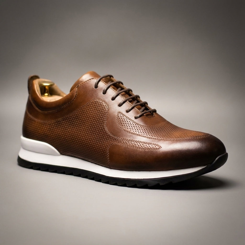 Herensneakers in glanzende leerlook met geperforeerde panelen en witte tussenzool - cognac