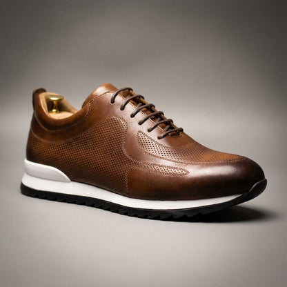Herensneakers in glanzende leerlook met geperforeerde panelen en witte tussenzool - cognac