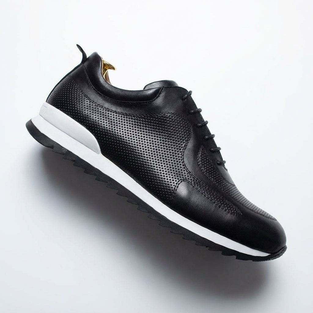 Herensneakers in glanzende leerlook met geperforeerde panelen en witte tussenzool - zwart