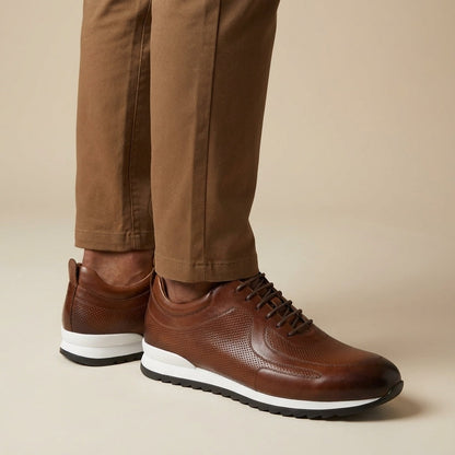 Herensneakers in glanzende leerlook met geperforeerde panelen en witte tussenzool - beeld 3