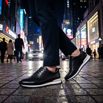 Herensneakers in glanzende leerlook met geperforeerde panelen en witte tussenzool - beeld 4