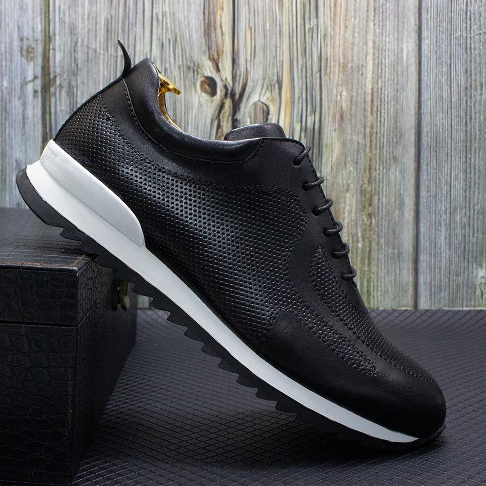 Herensneakers in glanzende leerlook met geperforeerde panelen en witte tussenzool - beeld 6
