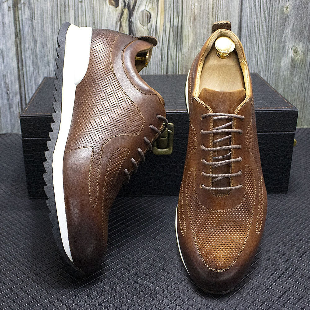 Herensneakers in glanzende leerlook met geperforeerde panelen en witte tussenzool - beeld 7