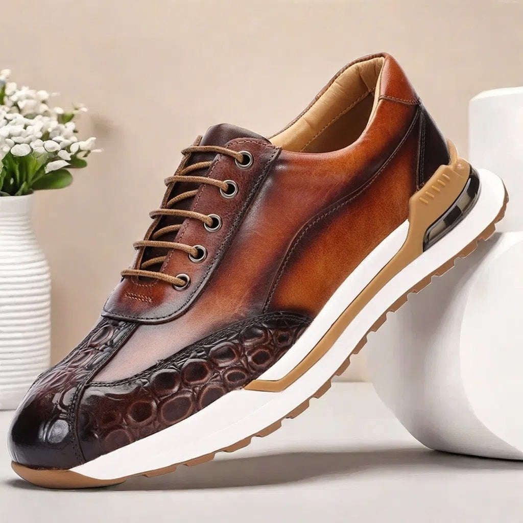 Herensneakers in leerlook met gepatineerde kleur, kroko-reliëf op de neus en luchtkussen in de hiel - cognac