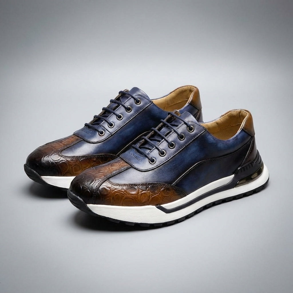 Herensneakers in leerlook met gepatineerde kleur, kroko-reliëf op de neus en luchtkussen in de hiel - blauw met cognac