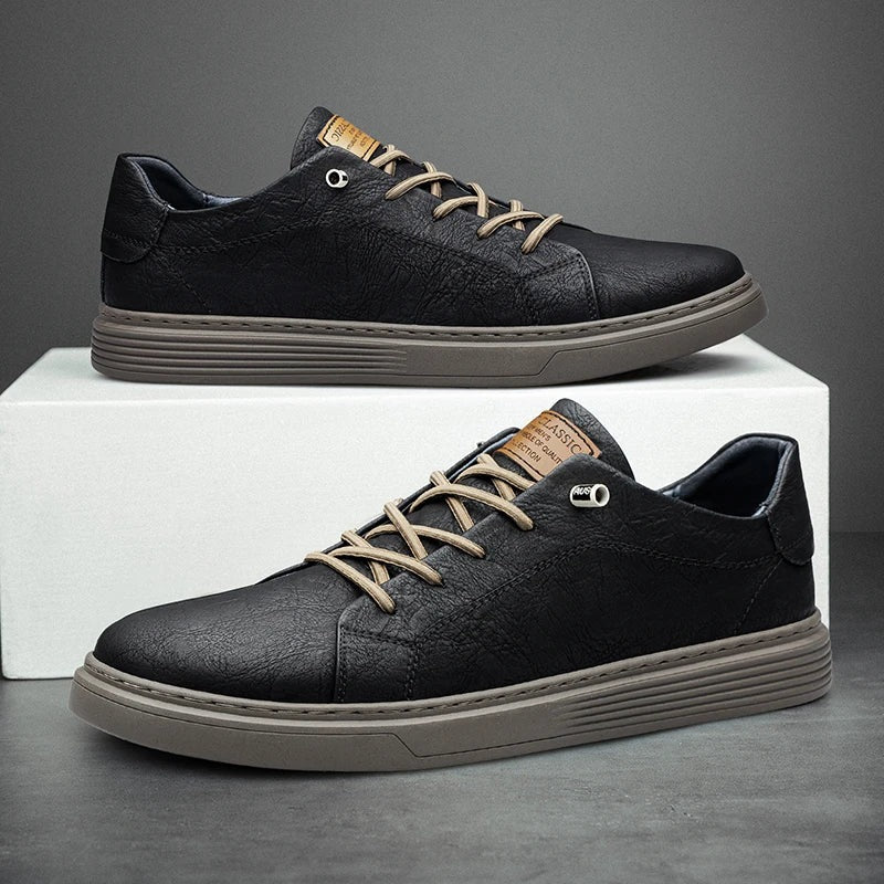 Herensneakers in matte leerlook met platte cupsole, geribde rand en veters in contrastkleur - beeld 2