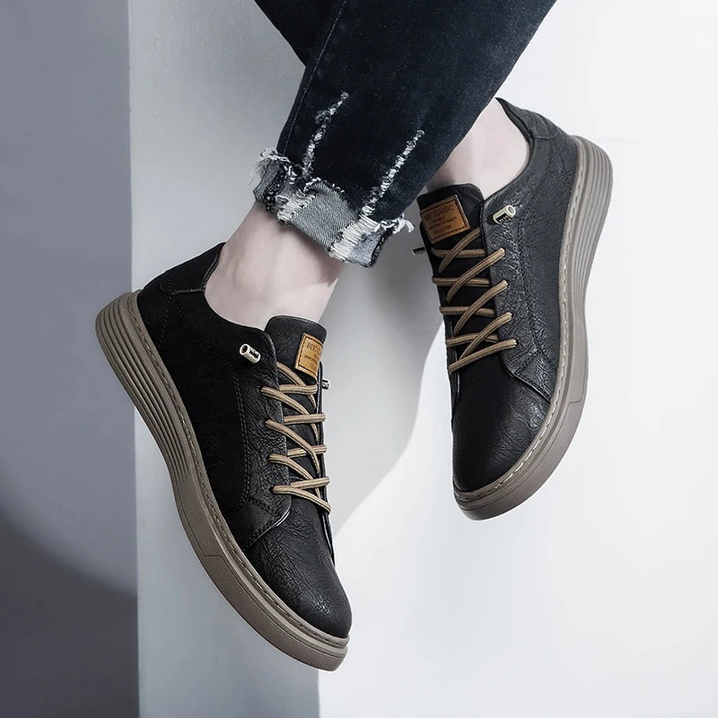 Herensneakers in matte leerlook met platte cupsole, geribde rand en veters in contrastkleur - beeld 3