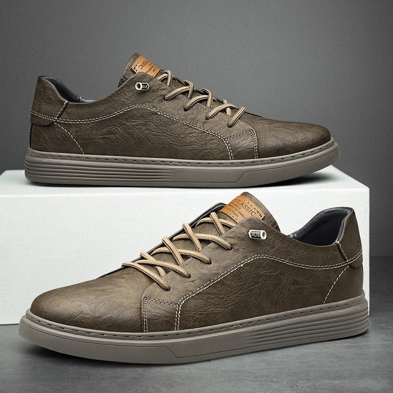 Herensneakers in matte leerlook met platte cupsole, geribde rand en veters in contrastkleur - olijfbruin