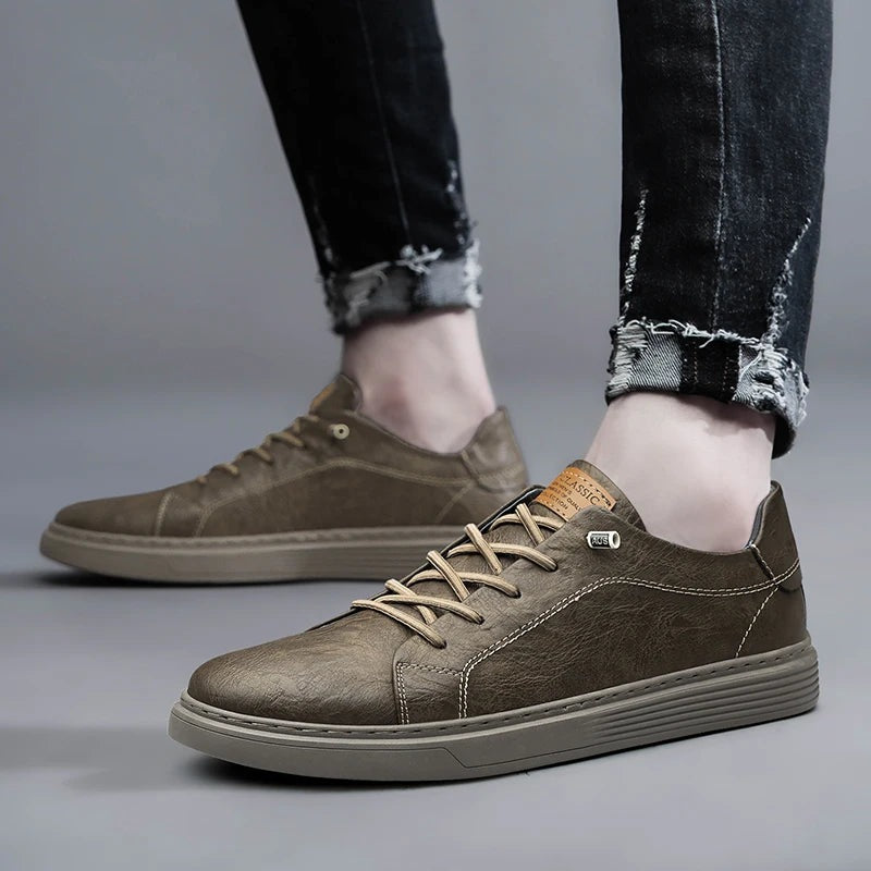 Herensneakers in matte leerlook met platte cupsole, geribde rand en veters in contrastkleur - beeld 5