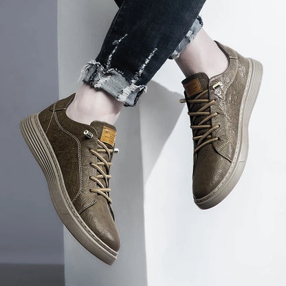 Herensneakers in matte leerlook met platte cupsole, geribde rand en veters in contrastkleur - beeld 7