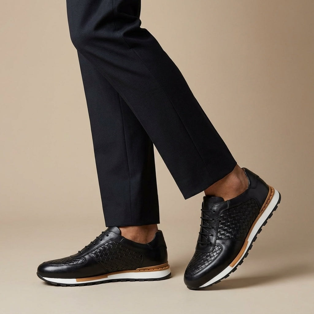 Herensneakers in leerlook met geperst vlechtmotief en witte profielzool - beeld 4