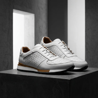 Herensneakers in leerlook met geperst vlechtmotief en witte profielzool - gebroken wit