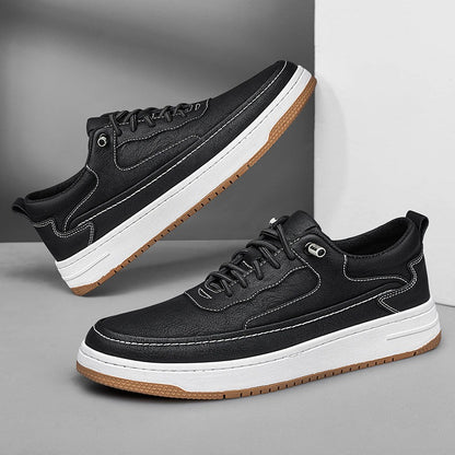 Lage herensneakers in leerlook met contraststiksel, witte zool en bruine loopzool - zwart
