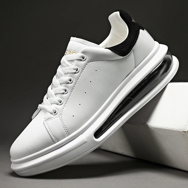 Herensneakers in leerlook met dikke zool, zichtbaar luchtkussen en hielstuk in suède look - wit met zwart