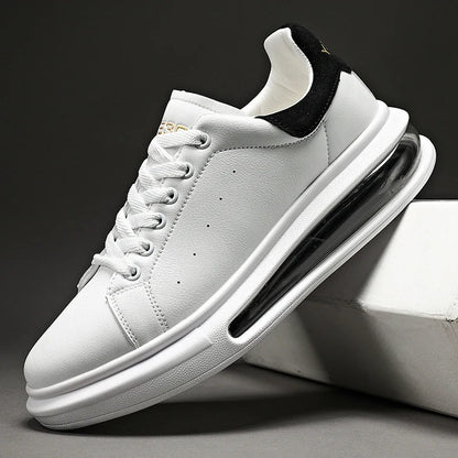 Herensneakers in leerlook met dikke zool, zichtbaar luchtkussen en hielstuk in suède look - wit met zwart