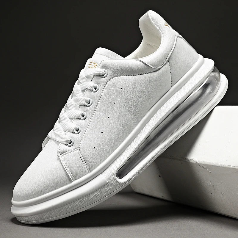 Herensneakers in leerlook met dikke zool, zichtbaar luchtkussen en hielstuk in suède look - wit