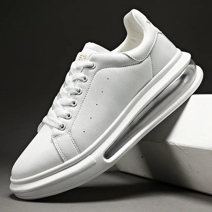 Herensneakers in leerlook met dikke zool, zichtbaar luchtkussen en hielstuk in suède look - wit