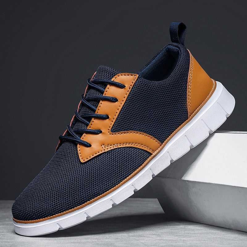 Herensneakers van mesh met zadelvormige inzet in leerlook, witte rubberen zool en hiellus - marineblauw