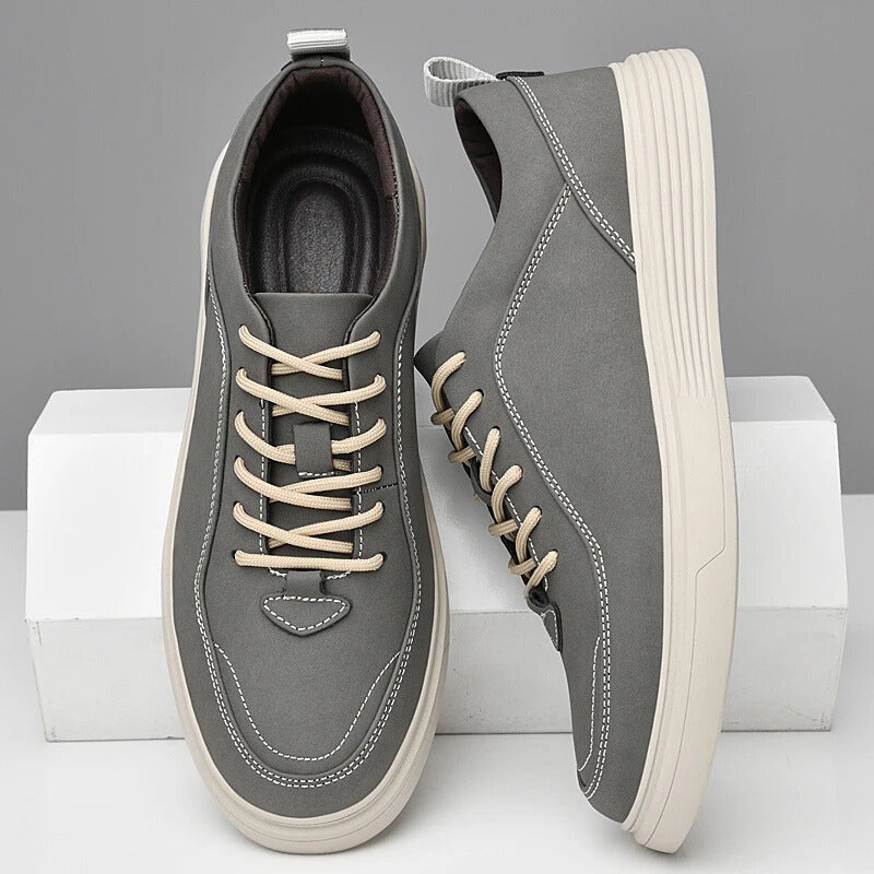 Herensneakers in nubucklook met contraststiksel, dikke witte zool en hiellus - grijs