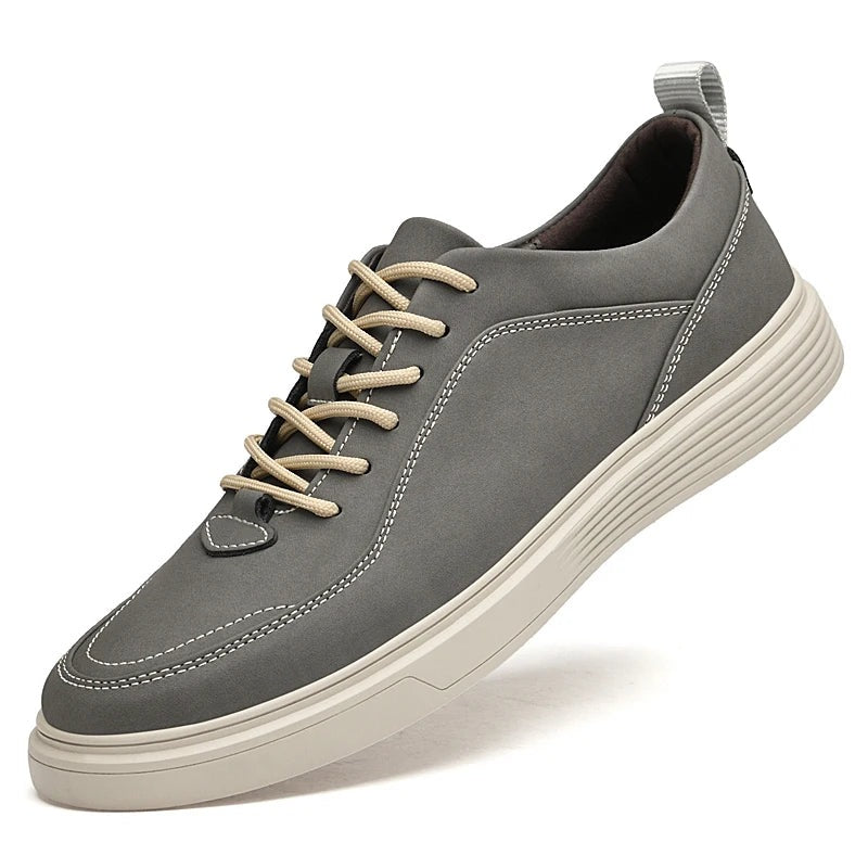 Herensneakers in nubucklook met contraststiksel, dikke witte zool en hiellus - beeld 2