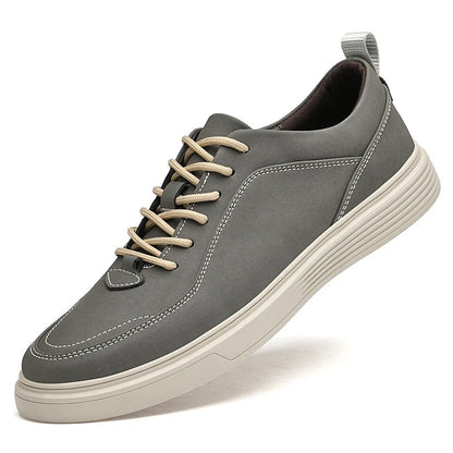 Herensneakers in nubucklook met contraststiksel, dikke witte zool en hiellus - beeld 2