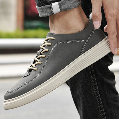 Herensneakers in nubucklook met contraststiksel, dikke witte zool en hiellus - beeld 3