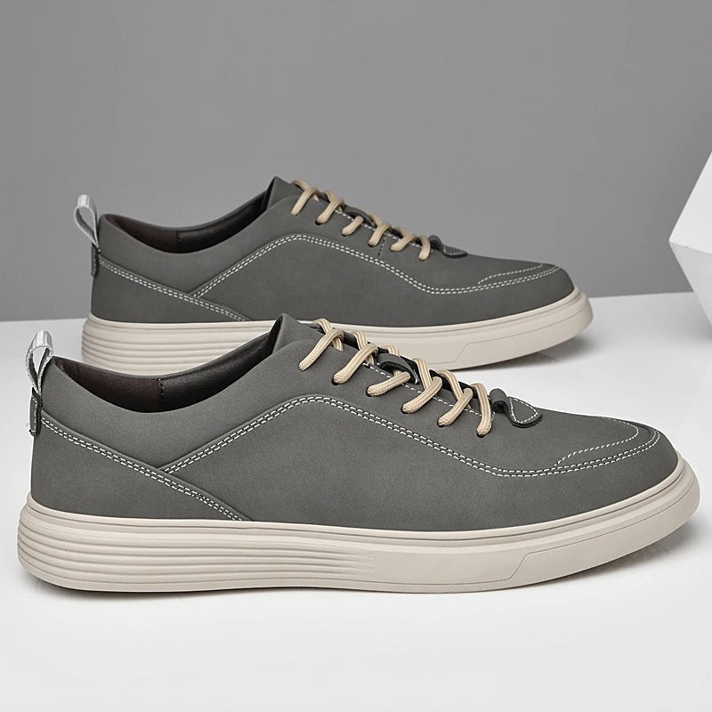 Herensneakers in nubucklook met contraststiksel, dikke witte zool en hiellus - beeld 4
