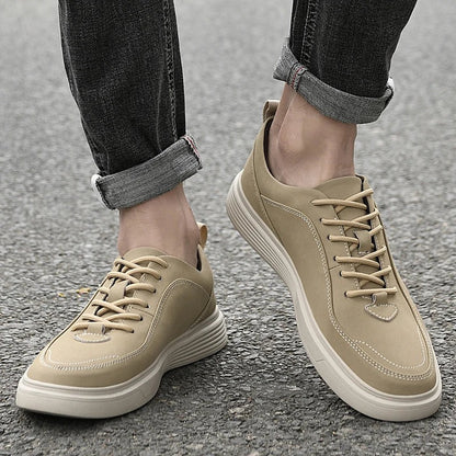 Herensneakers in nubucklook met contraststiksel, dikke witte zool en hiellus - zand