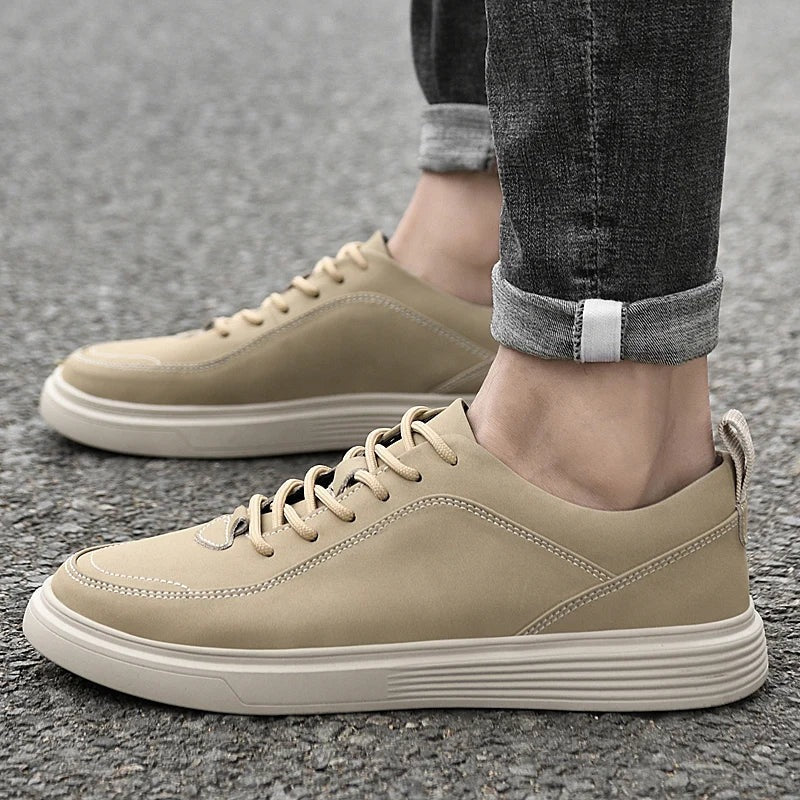 Herensneakers in nubucklook met contraststiksel, dikke witte zool en hiellus - beeld 7
