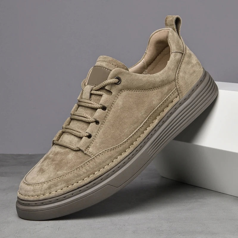 Herensneakers in suède look met dikke rubberen zool, hiellus en mocassinnaad - zand